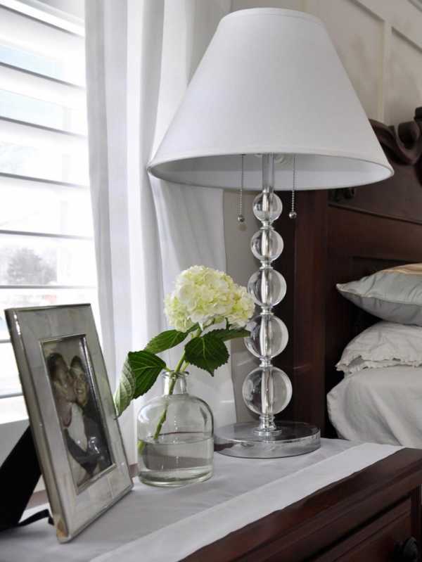 Светильник на тумбочку в спальню в современном стиле