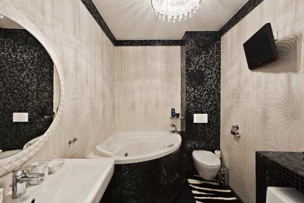 Красивая ванная комната с угловой ванной