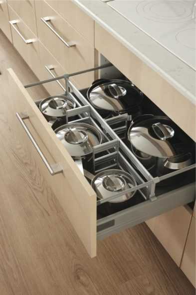 Выдвижной шкаф для кухни на колесиках
