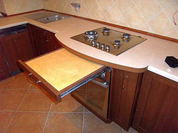 Кухонный стол с навесной полкой